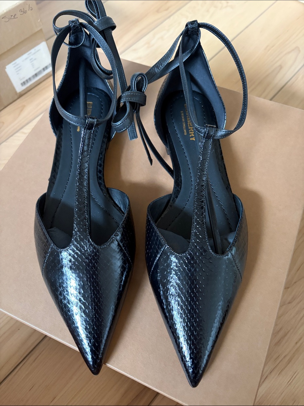 New Burberry Wellton Black Pointed T‑Strap Snake skin Flats size 38